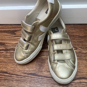 VEJA Recife Logo Leather Sneaker, 39